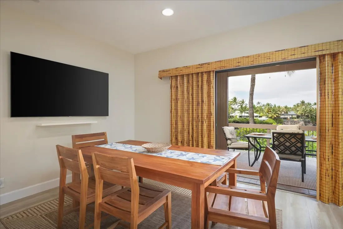 Dining area beside lanai doors
