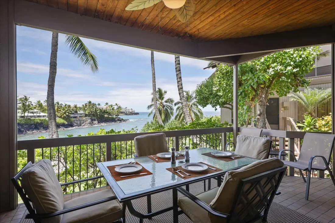 Private lanai overlooking Heʻeia Bay