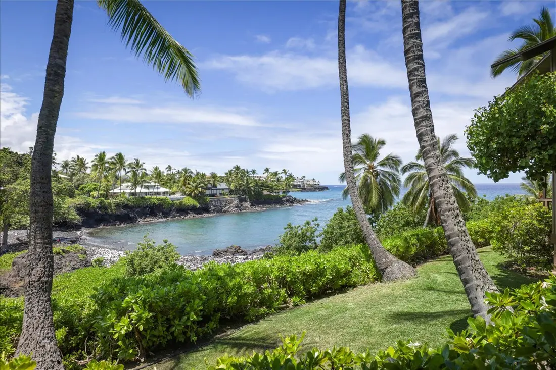 Tropical landscaping beside Heʻeia Bay