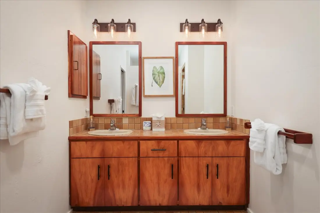 Double vanity in the primary bathroom