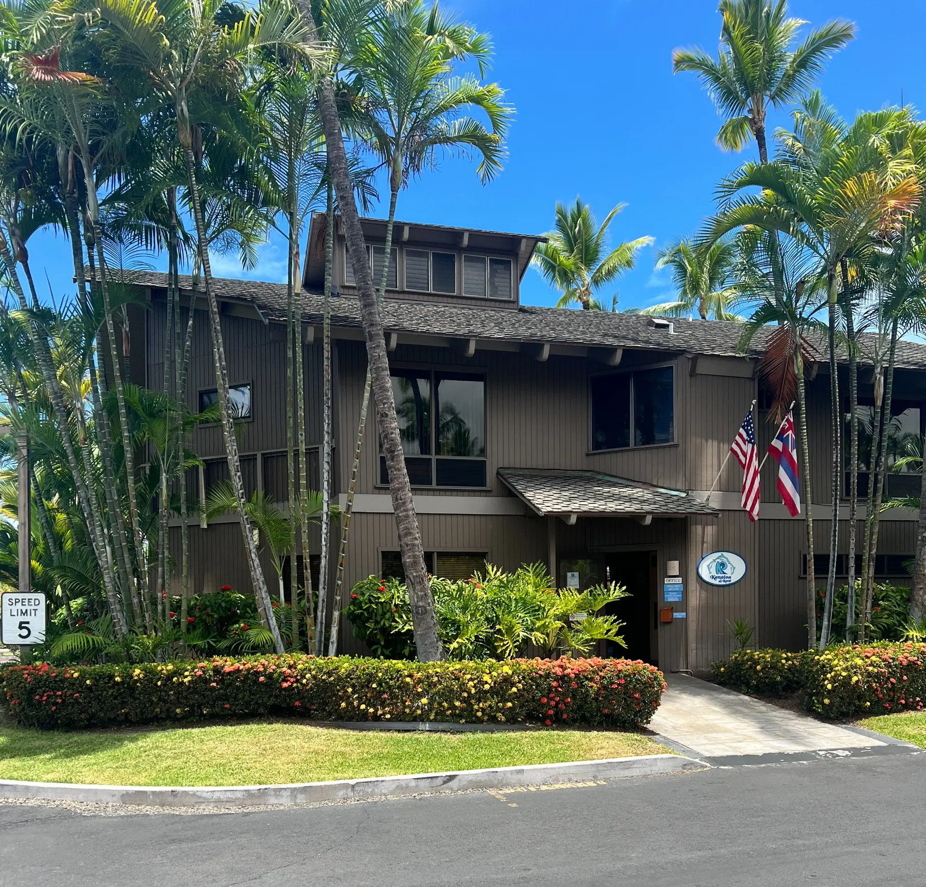 Kanaloa at Kona clubhouse and office surrounded by tropical landscaping
